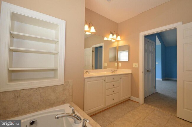 Foto del edificio - 43076 La Riva Dr