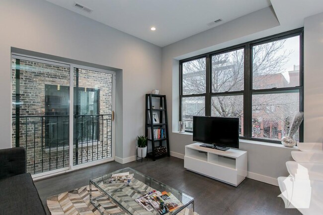 Foto del edificio - 2150 W Division St