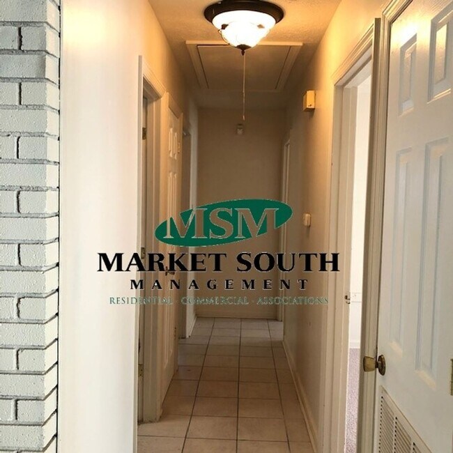 Building Photo - ~~Convenient location on Savannah's Souths...