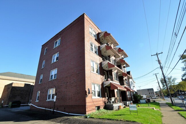 Foto del edificio - Large 2 -3 Bedroom Apartment in Heart of Beaver Falls! Central Air! NO APPLICATION FEE!!