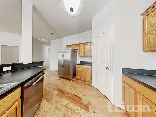 Foto del edificio - 2205 Highland Hills Dr