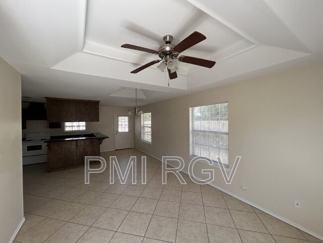 Building Photo - 206 W Albatross Ave