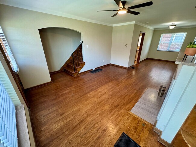 Building Photo - 2 Bedroom - Grandview Area