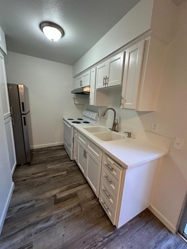 Building Photo - 1069 Cherry Ln