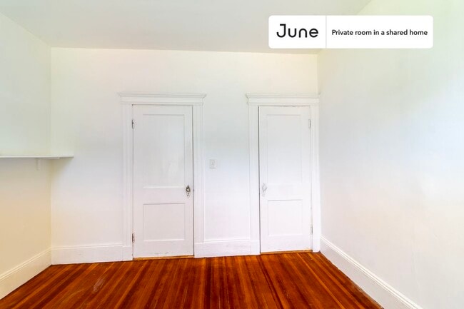 Building Photo - Room in Shared 5 bed/2 bath home in Dorchester Center