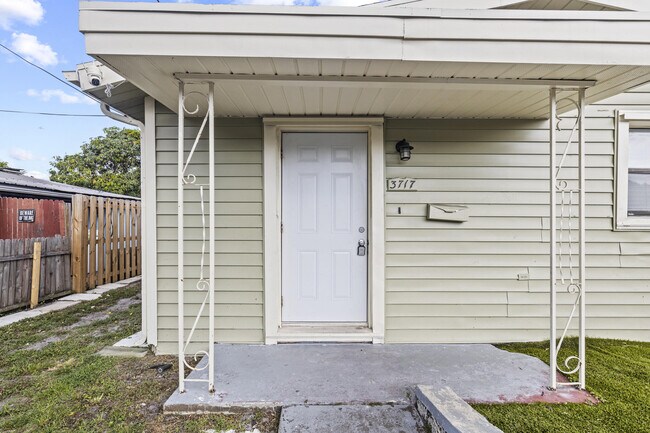 Foto del edificio - 3717 Pinewood Ave