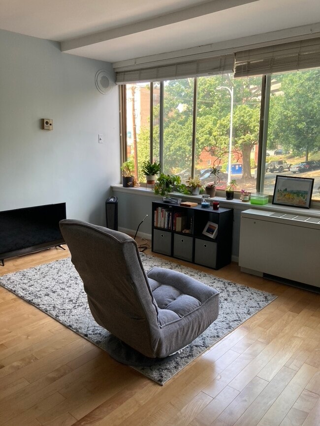 Building Photo - 1210 N Taft St