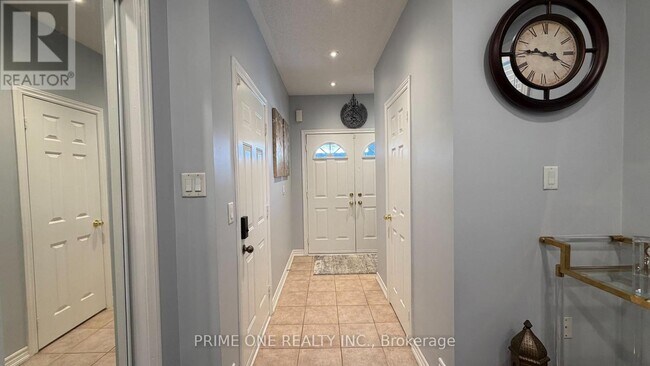 Building Photo - 7124 Village Walk