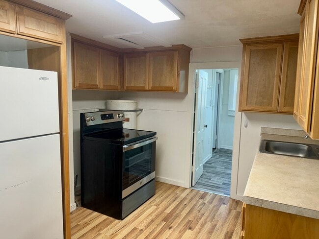 Building Photo - Check out this little Gem 1/1