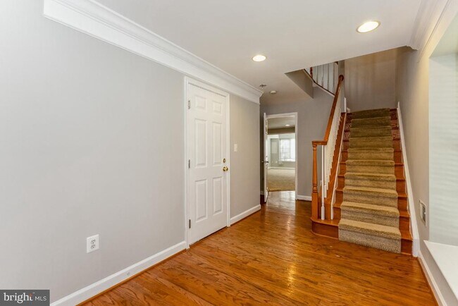 Building Photo - 4273 Upper Park Dr