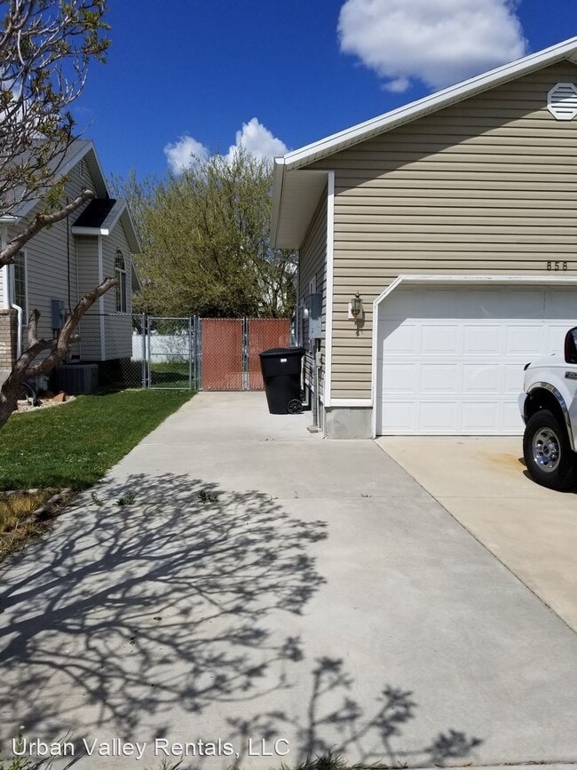 Building Photo - 4 br, 2 bath House - 858 W. 4150 S.