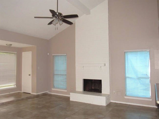 Building Photo - 18011 Glenledi Dr