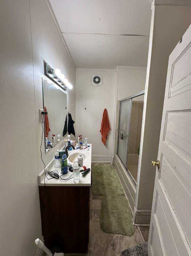 Building Photo - 5 Bed 2 Bath close to UWEC available June 1st! Has a new bathroom!