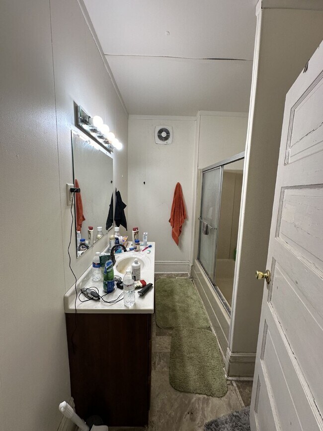 Foto del edificio - 5 Bed 2 Bath close to UWEC available June 1st! Has a new bathroom!