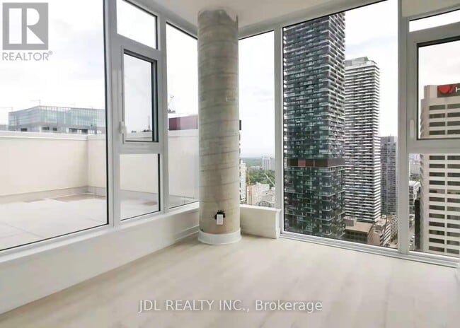 Photo du bâtiment - 33 Helendale Ave