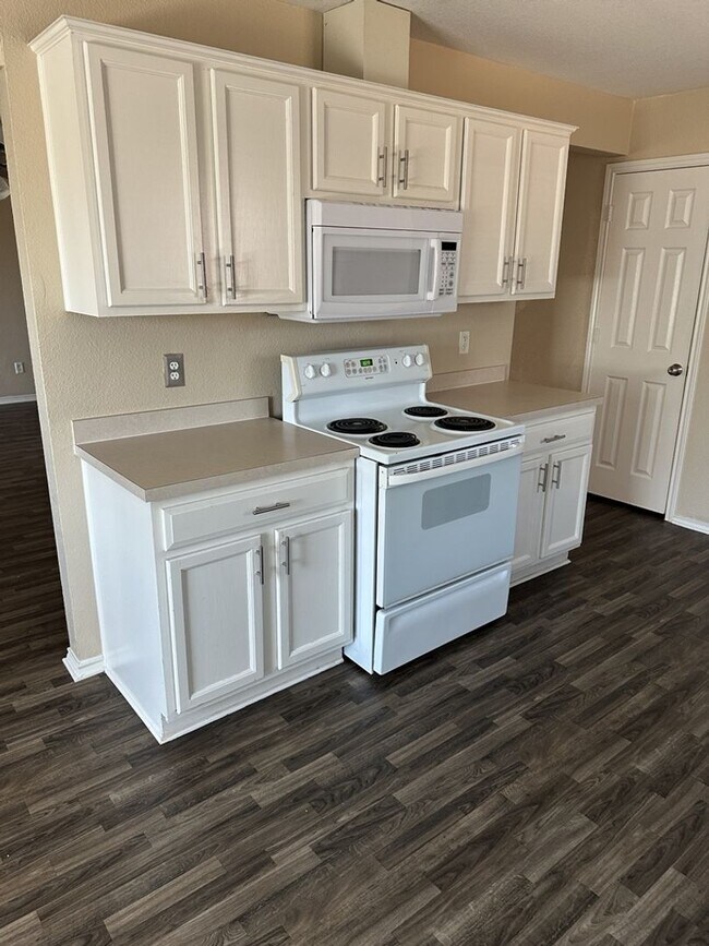 Foto del edificio - AVAILABLE NOW!