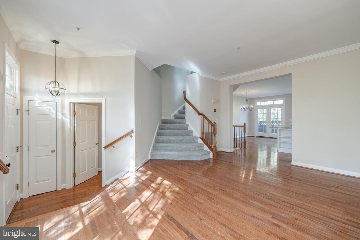 8157 Skelton Cir, Falls Church, VA 22042 Townhome Rentals in Falls