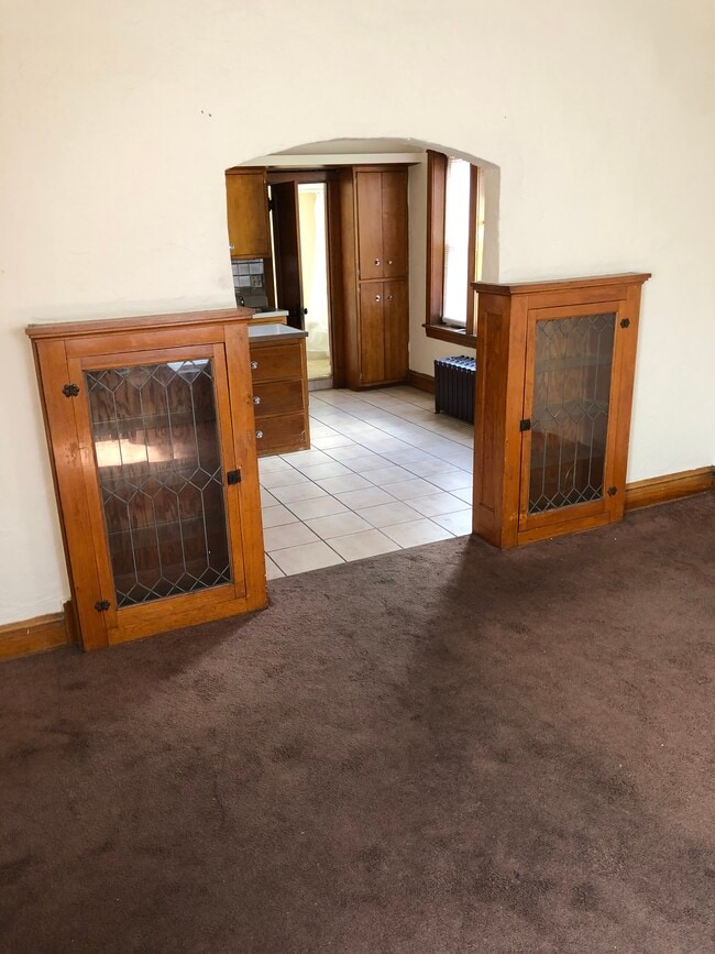 Armarios y muebles empotrados con vidrieras. - 2346 122nd St