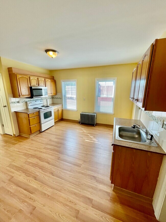 Building Photo - 41 Sylvan St