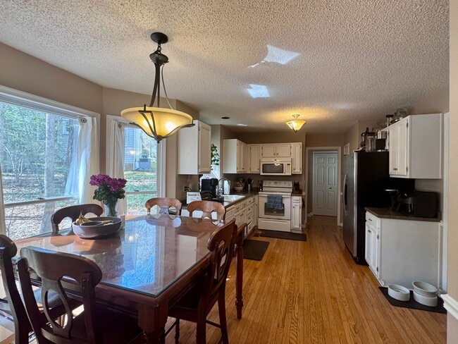 Building Photo - Charming 3-Bed, 2.5-Bath Home in Sought-Af...