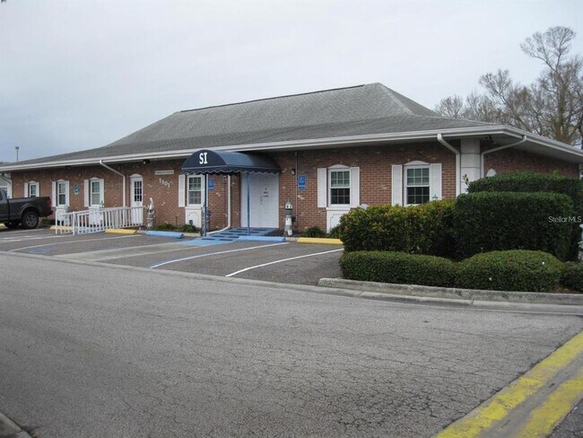 Foto del edificio - 9911 Dahlia St