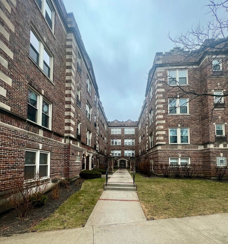 65 E Harris Ave Unit 2A, La Grange, IL 60525 Condo for Rent in La