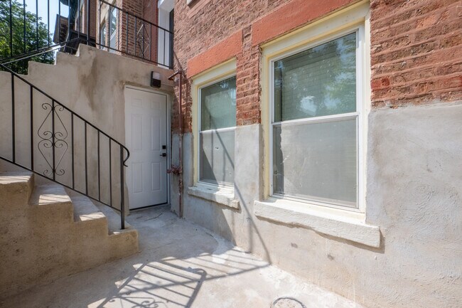 Building Photo - 2442 W Taylor St