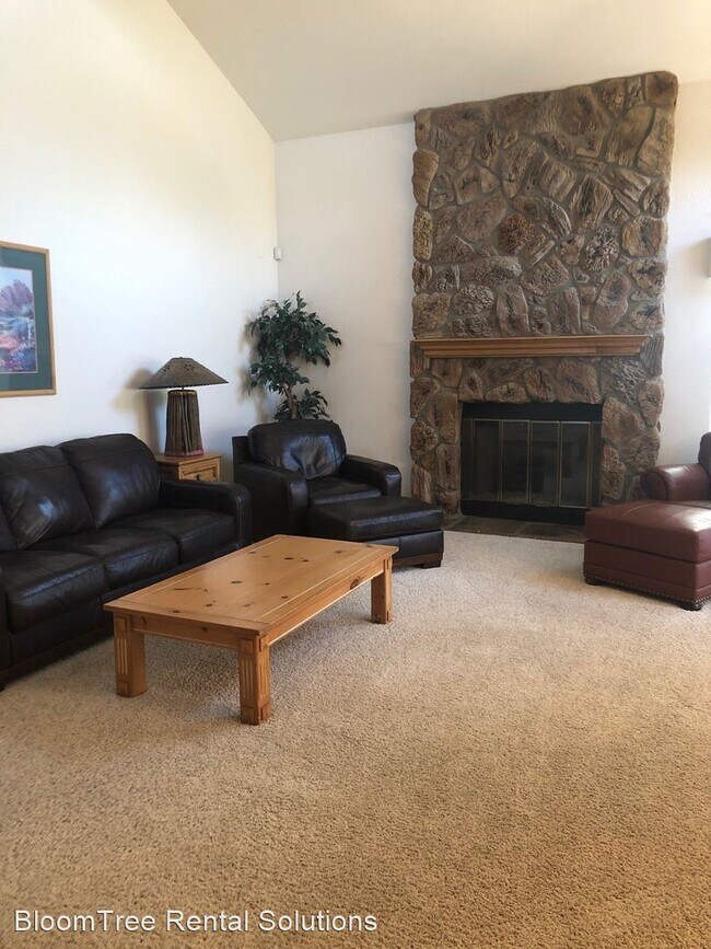 Building Photo - 3 br, 2.5 bath House - 1893 Forest View