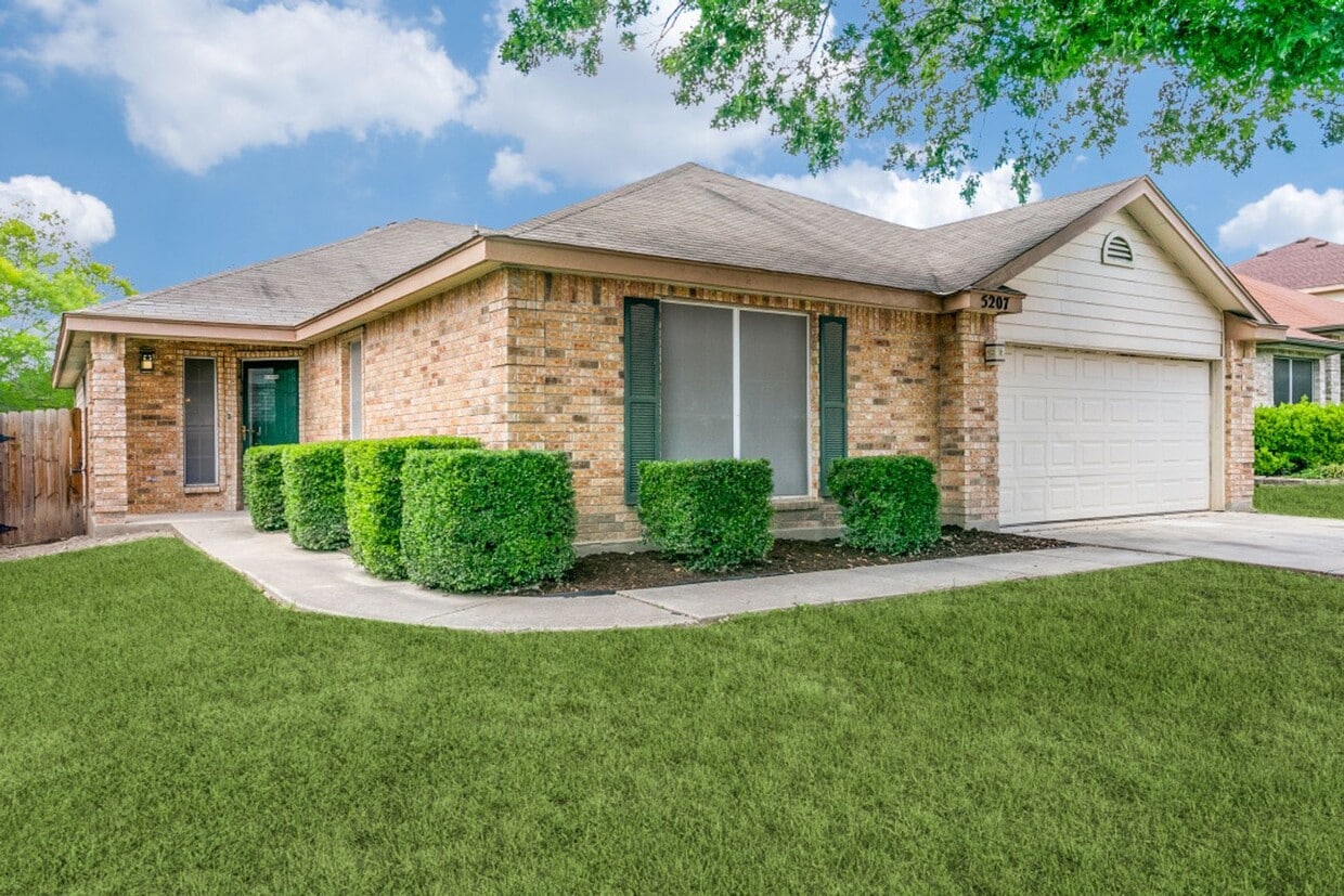 Primary Photo - 3 Bedroom 2 Bathroom located in Pheasant R...