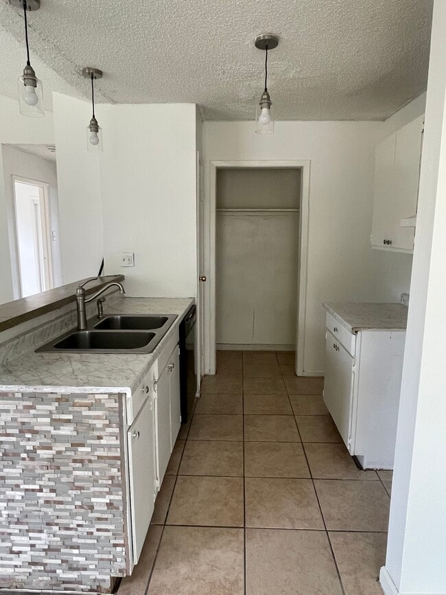 Building Photo - Farley Drive Unit B