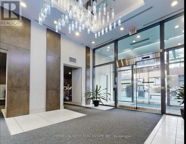 Photo du bâtiment - 2212 Lake Shore Blvd W