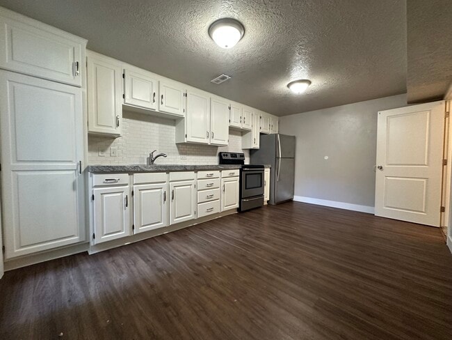 Cocina - 2647 S Jasper St