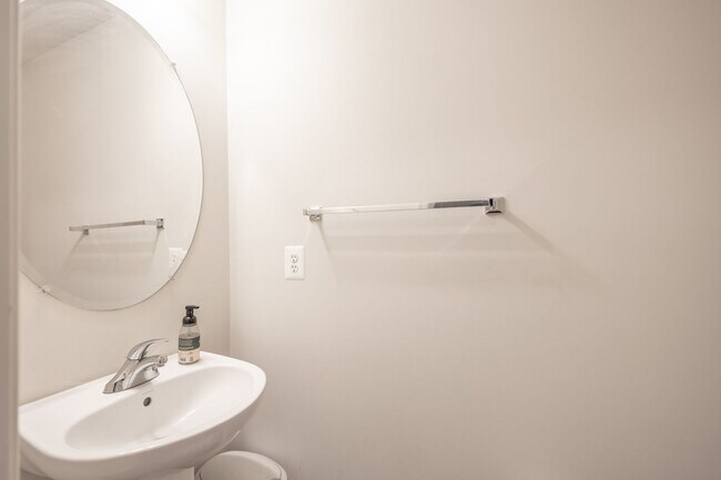Building Photo - Lovely 3 BR/2 Full BA & 2 Half BA EOG Town...