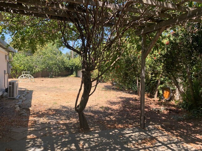 Foto del edificio - Updated 3 Bedroom Home Near Chestnut Park