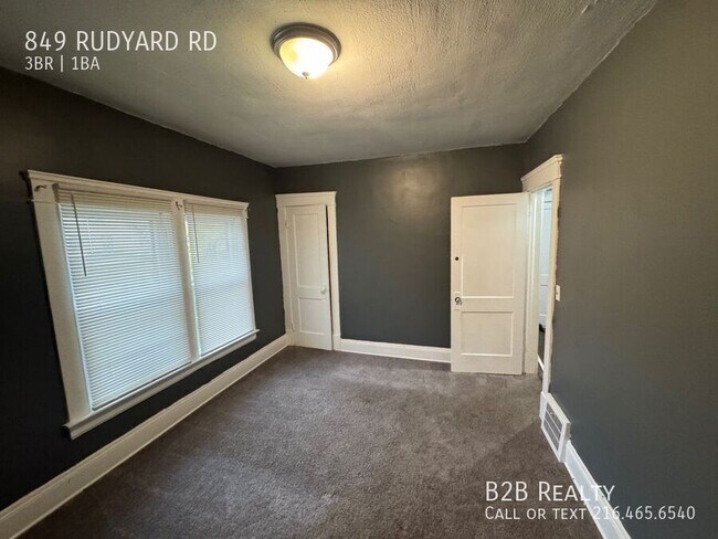 Foto del edificio - 849 Rudyard Rd