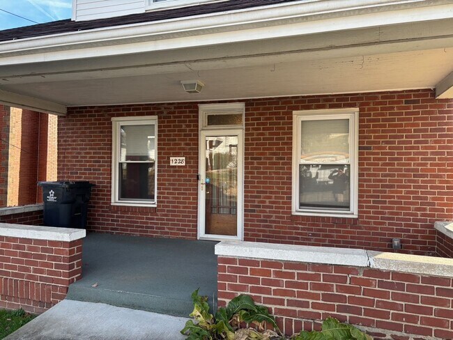 Foto del edificio - 3 Bedroom/1 Bath Single Family Home betwee...