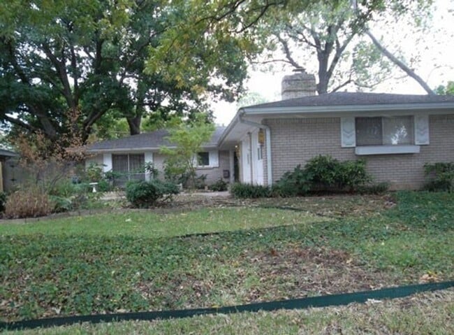 Building Photo - 104 W Lavender Ln