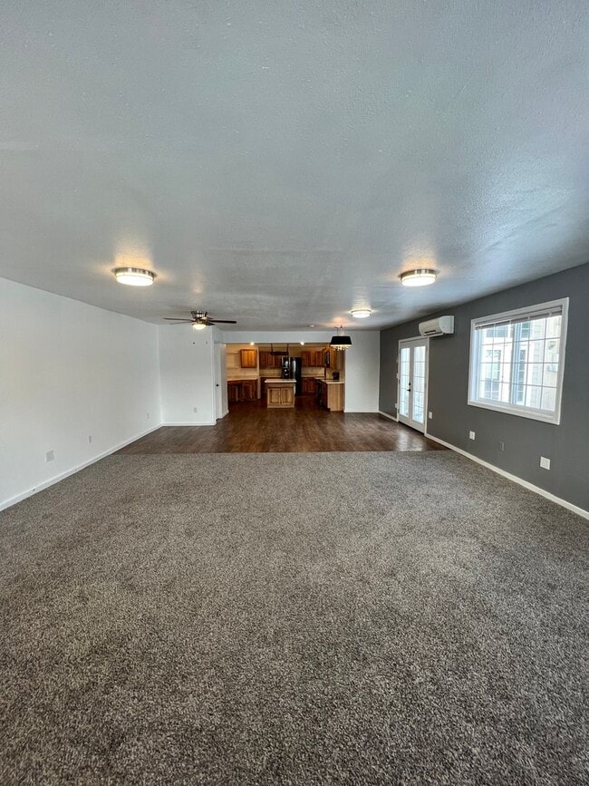 Building Photo - Beautiful Large Modern Shome located betwe...