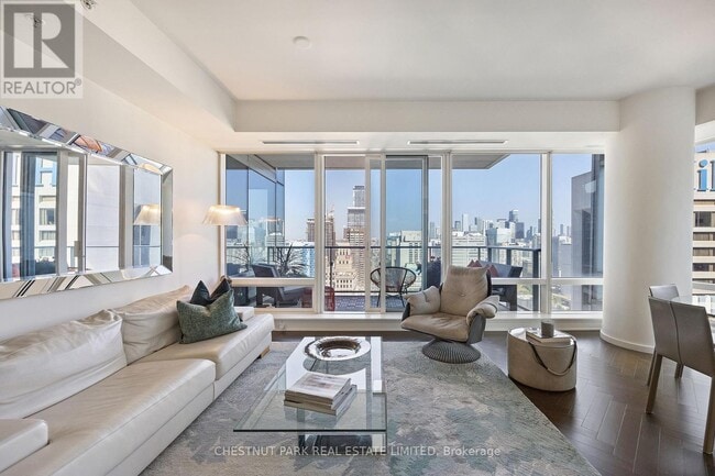 Photo du bâtiment - 180 University Ave