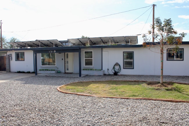 Building Photo - 1319 E Orangewood Ave