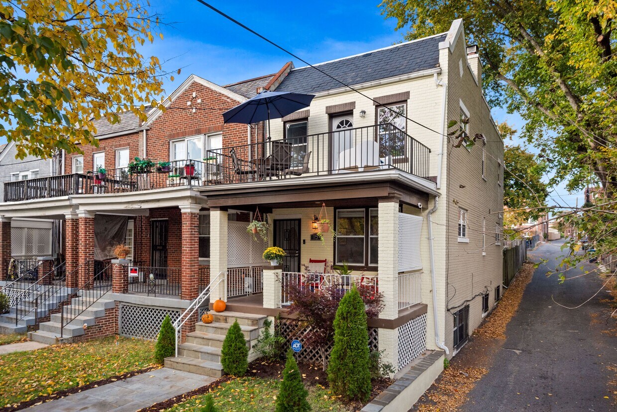 Primary Photo - 15 Gallatin St NW