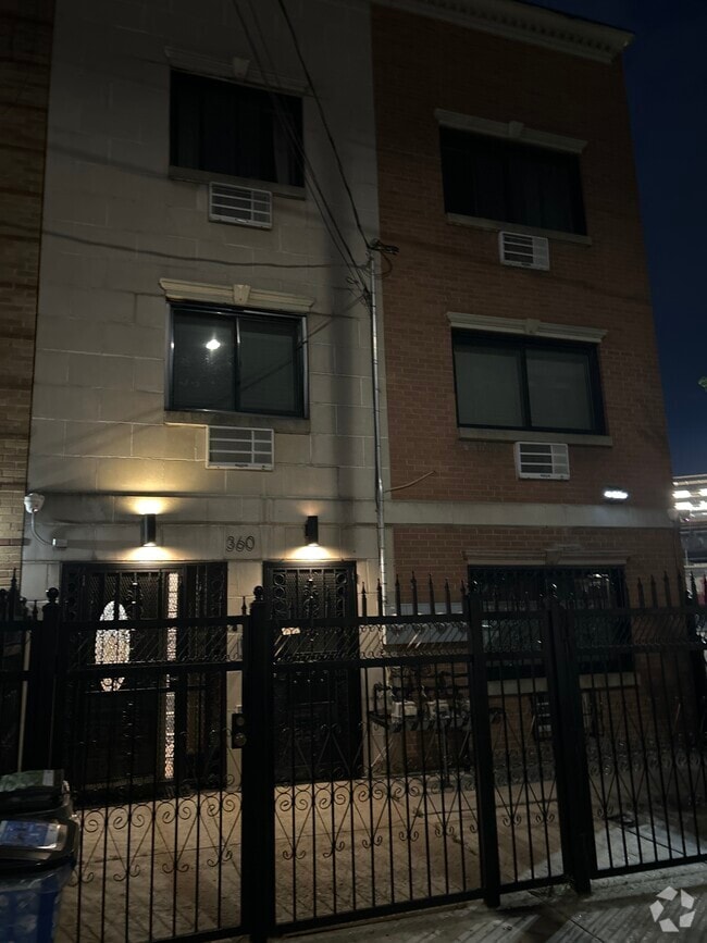 Building Photo - 360 Linden St