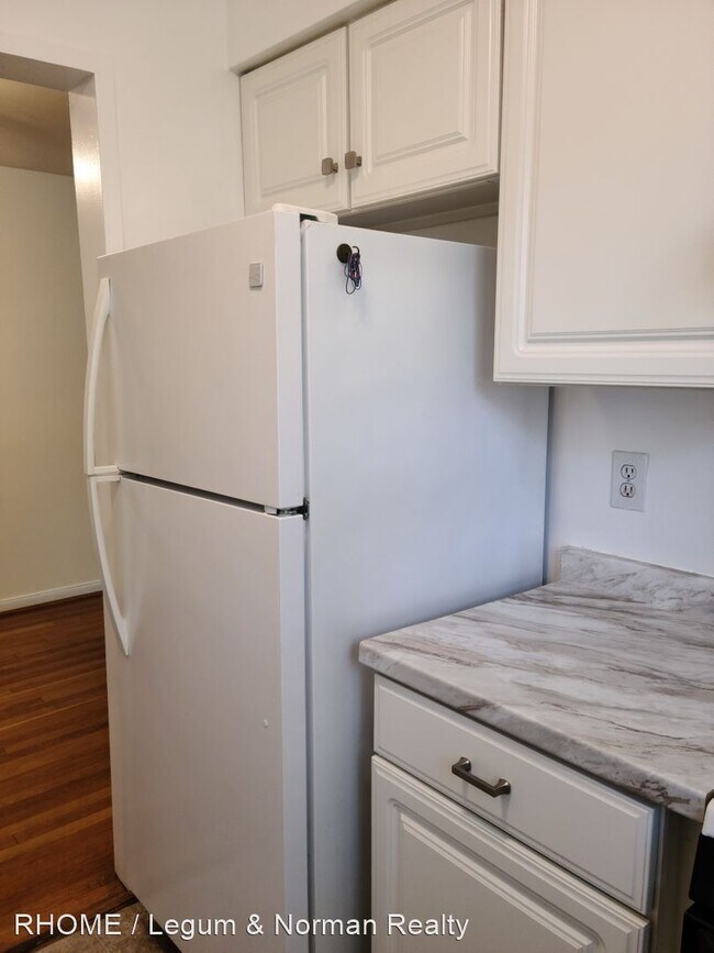 Building Photo - 2 br, 1 bath House - 2030 N Vermont St #203