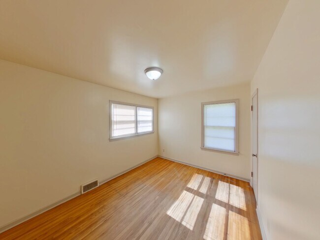 Building Photo - Charming 2BR Rental | Fenced Backyard | Basement