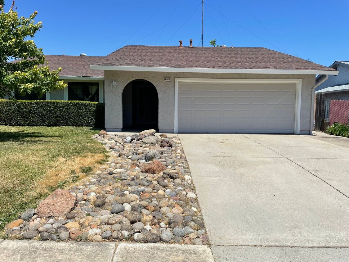 Foto principal - Charming 3-Bedroom Home in Citrus Heights
