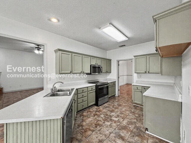 Foto del edificio - 3 Bed/2 Bath Home with Modern Amenities / Pet-Friendly / Available Now!