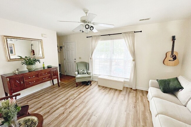 Building Photo - Pet-Friendly Ridgecrest Townhome