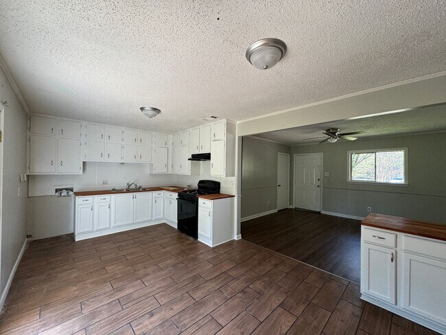 Foto del edificio - Half off first month rent!  Remodeled in Airline School District... Close to Barksdale Air Force ...