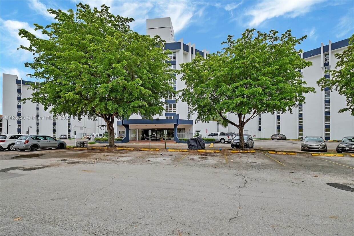 Primary Photo - 9682 Fontainebleau Blvd