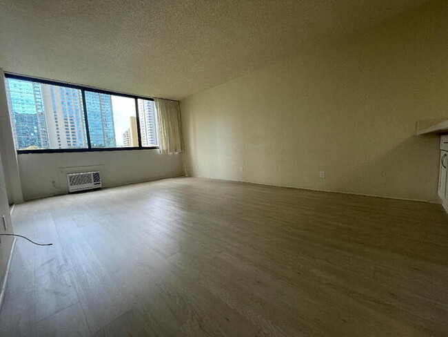 Building Photo - KUKUI PLAZA 1/1/1 Ewa Twr, sec, A/C, pool,...